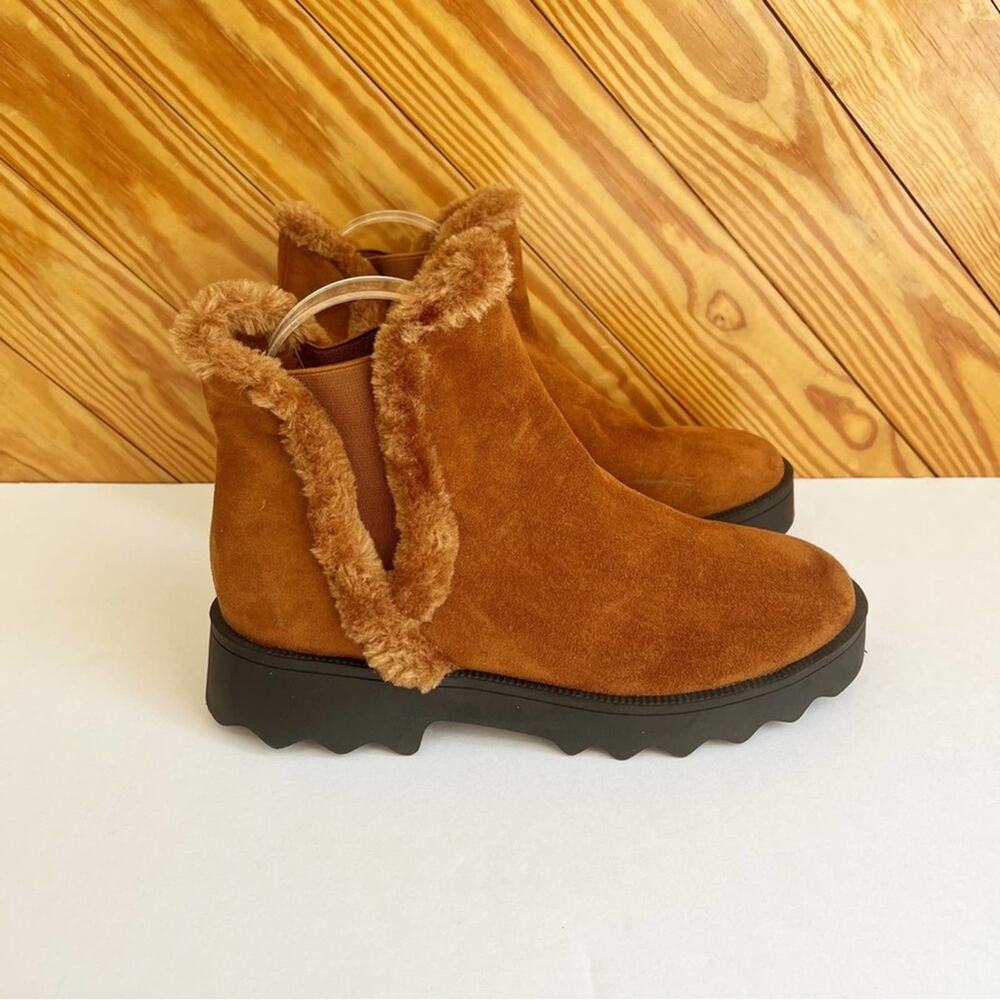 Aerosoles Swallow Faux Suede Lug Ankle Boot Size 8
